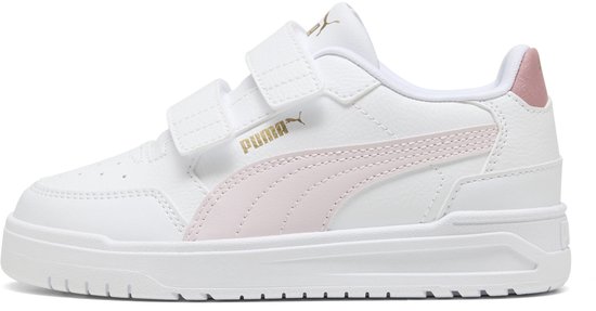 Witte Puma sneaker met roze accenten op de zijkant en hiel, gouden Puma logo en klittenband.