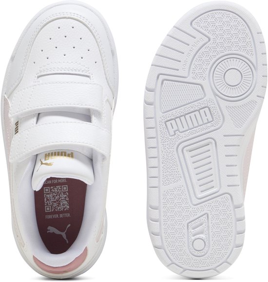 Zolen en binnenzijde van witte Puma sneakers met roze details. De zool toont een Puma logo.