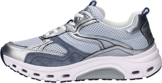 Zij-aanzicht van een lichtblauwe Gabor Rollingsoft sneaker met zilveren en donkerblauwe details en een witte zool.