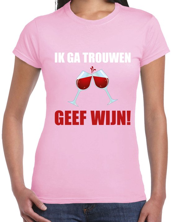 Roze t-shirt met witte tekst 'IK GA TROUWEN' en rode tekst 'GEEF WIJN!', met twee glazen rode wijn die klinken.