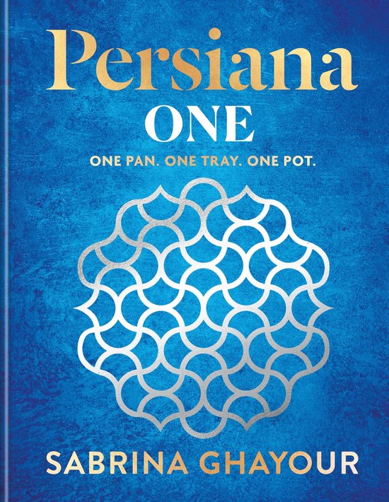 Boek 'Persiana ONE' met gouden letters, 'ONE PAN. ONE TRAY. ONE POT.' en een zilverkleurig geometrisch patroon op een blauwe, getextureerde achtergrond.