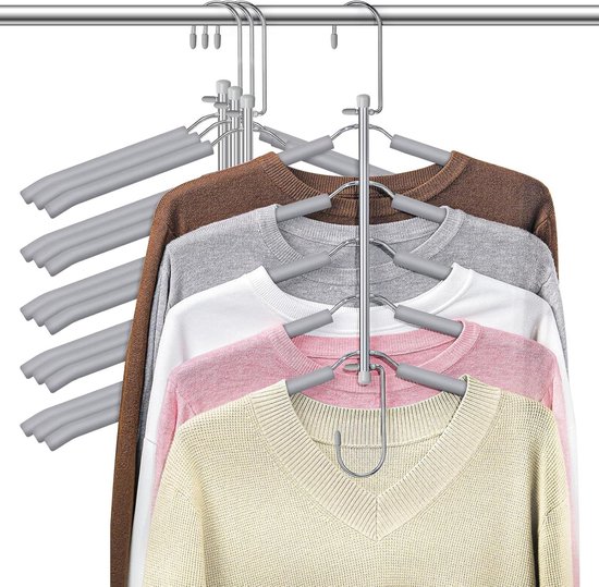 Vijf truien in verschillende kleuren (bruin, grijs, wit, roze, crème) hangen aan een ruimtebesparende hanger.