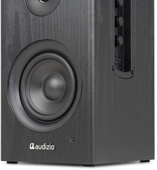 Close-up van een zwarte houten boekenplank speaker, met focus op de woofer en bedieningsknoppen aan de zijkant.