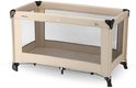 Een leeg, beige reisbedje met gaaswanden en zwarte hoeken, op witte achtergrond.