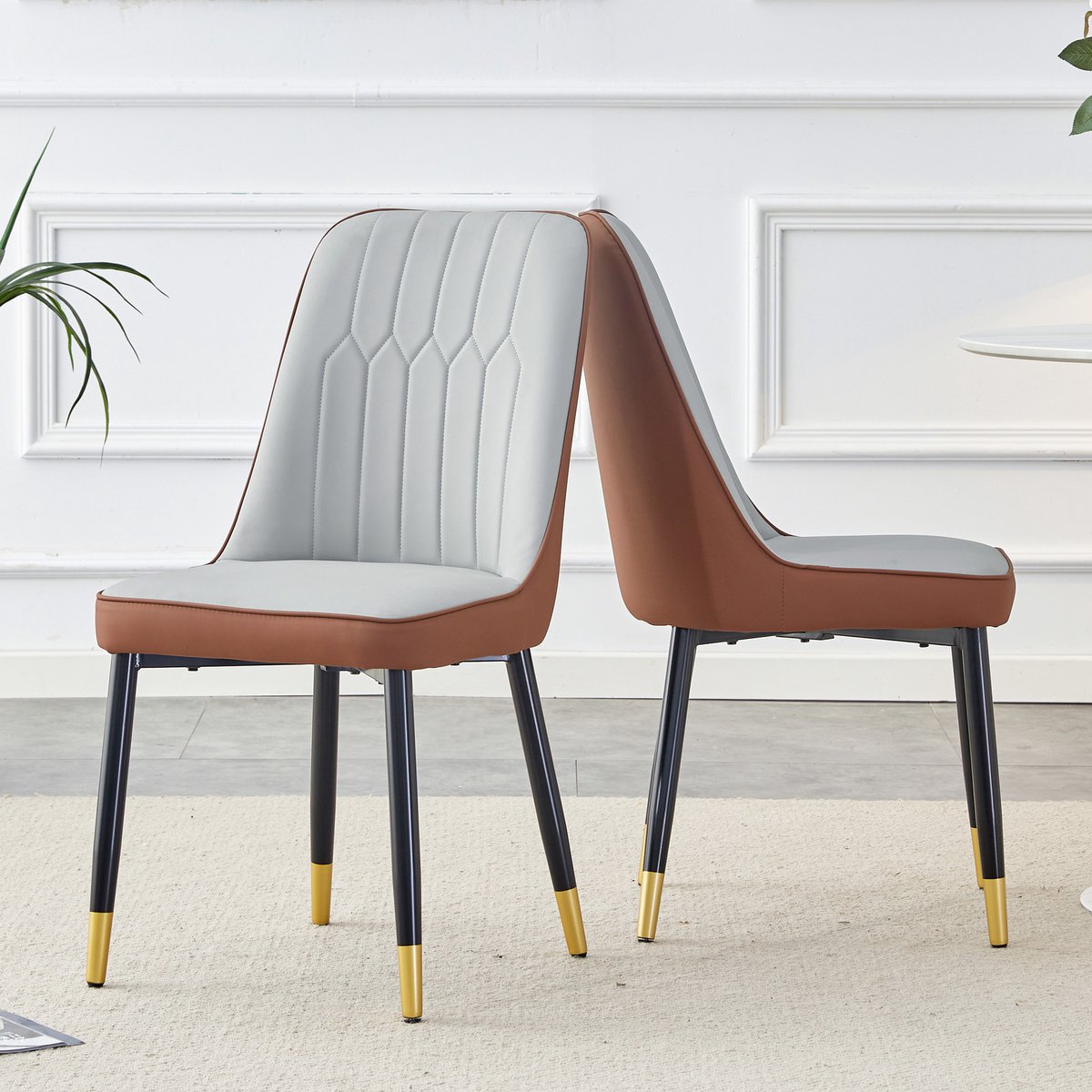 Set van twee moderne en eenvoudige eetkamerstoelen – met rugleuningen van PU-leer in een tweekleurig design (lichtgrijs en bruin gecombineerd) en zwarte metalen poten. Geschikt voor eetkamers, keukens en meer.