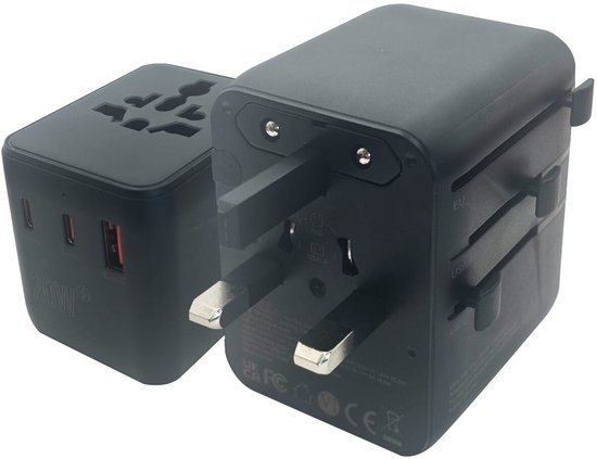 Twee zwarte reisadapters die naast elkaar zijn geplaatst, met zichtbare stekkers en USB-poorten.