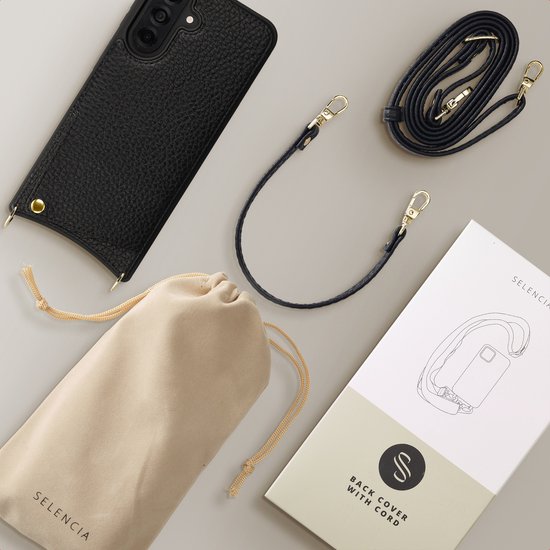 Zwarte lederen telefoonhoes, los koord, polsband en beige stoffen etui.