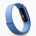Blauw/paars geweven bandje met klittenband, verbonden aan een zwarte activity tracker met groene LED-indicator.