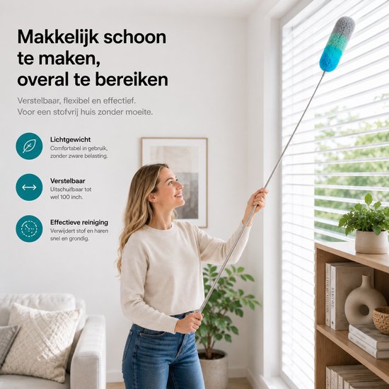 Een vrouw die een uitschuifbare plumeau gebruikt om hoge plekken en hoekjes bij een raam schoon te maken.