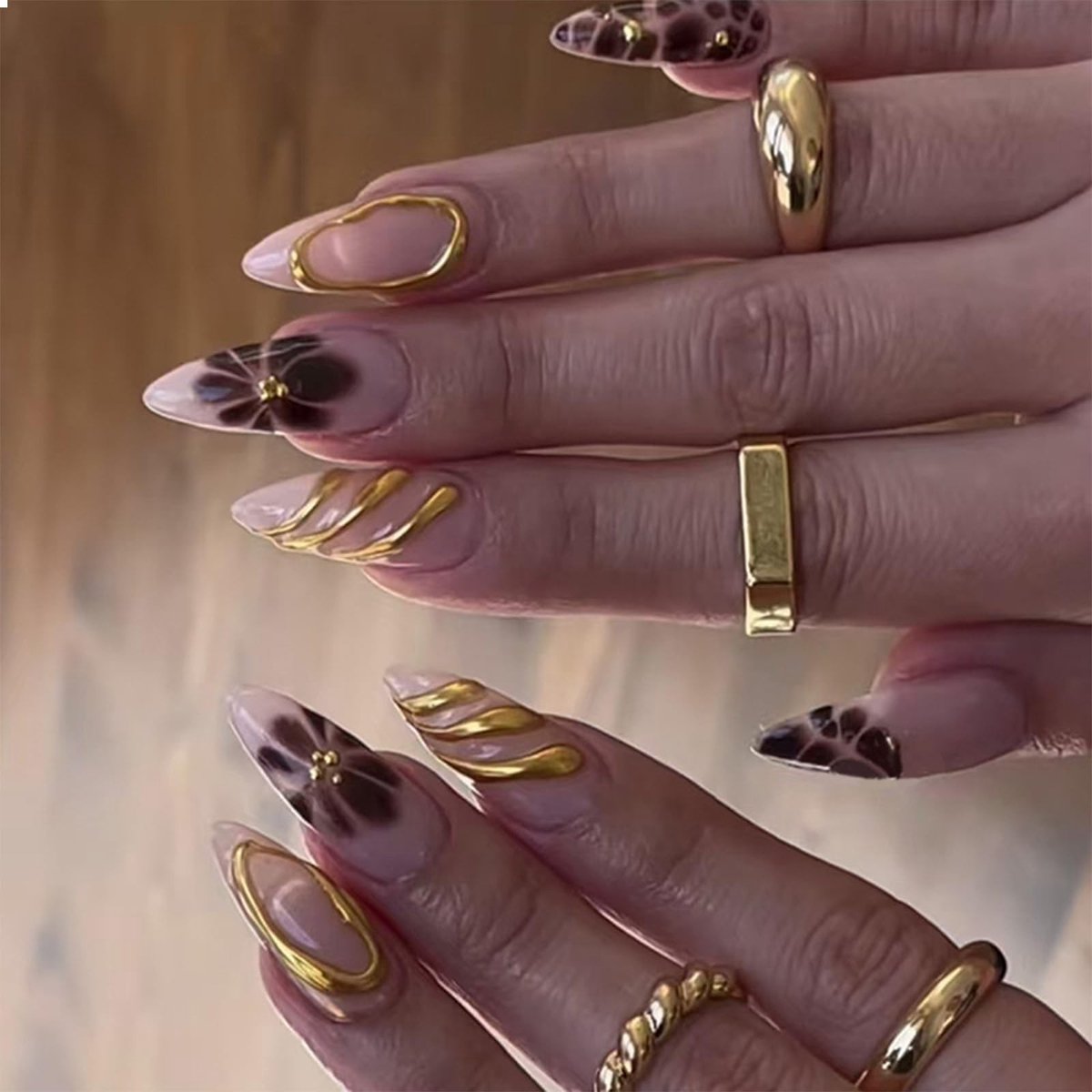 Allecto - Press-On Nails - 24 Delen - 3D Gouden Bloemdesign - Medium Almond Bruin - Nagelkunst - Perfect voor Feestjes - Trendy Design