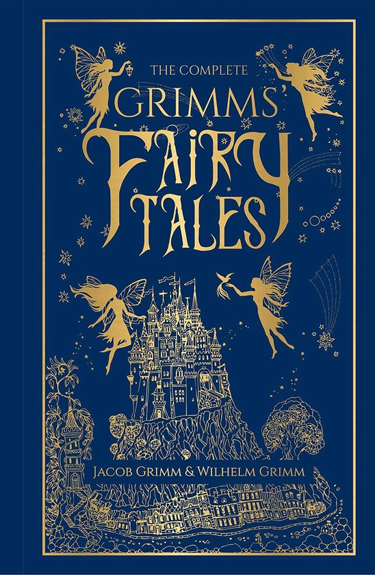 La couverture du livre 'The Complete Grimms' Fairy Tales' en bleu marine, avec des ornements dorés d'un château, de fées, d'étoiles et du titre.