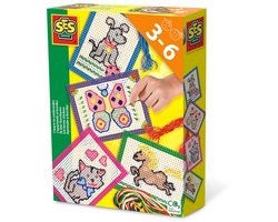 SES Creative – Ik Leer Borduren – 4 Borduurkaarten met Kunststof Naald, Vingerhoed en 5 Kleuren Garen – Creatief Montessori Speelgoed Vanaf 3 Jaar