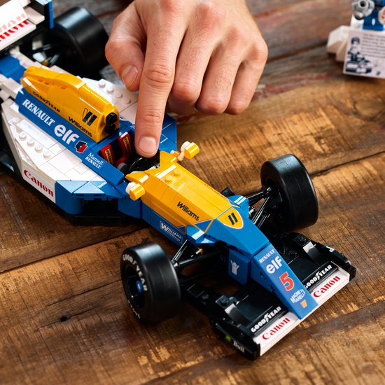 Lego Williams Formule 1 auto met gele en blauwe details, nummer 5.