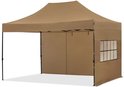 Bruine partytent met beige dakzeil, gesloten zijwanden met ramen en een open voorkant, op een witte achtergrond.