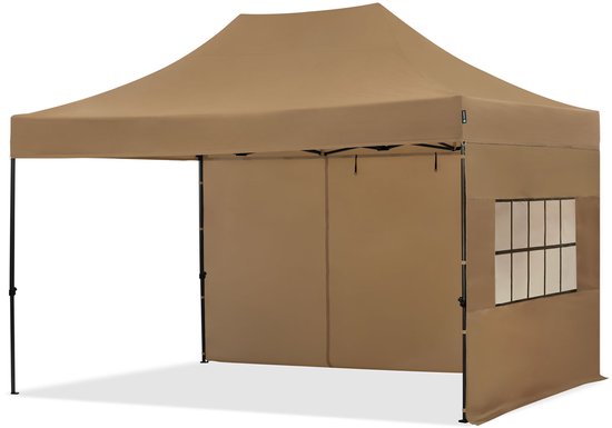 Bruine partytent met beige dakzeil, gesloten zijwanden met ramen en een open voorkant, op een witte achtergrond.