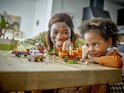 Mère et fille construisent l'ensemble de remorque à chevaux LEGO Friends.