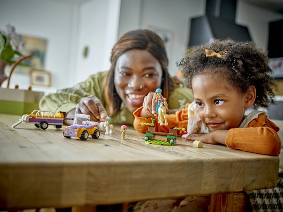 Mère et fille construisent l'ensemble de remorque à chevaux LEGO Friends.