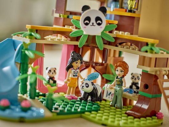 Close-up van LEGO Friends Pandaopvang met twee meisjes, panda's en bamboe.