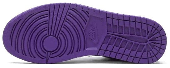 Paarse buitenzool van een Nike Air Jordan 1 Low sneaker met Nike logo.
