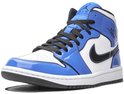 Schuin vooraanzicht van een blauw-witte Air Jordan 1 Mid SE sneaker met zwarte veters en Swoosh.