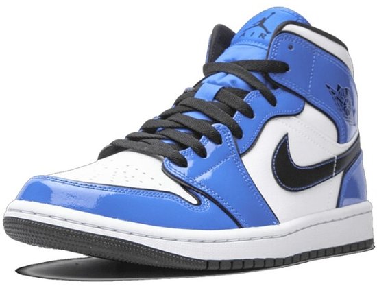 Schuin vooraanzicht van een blauw-witte Air Jordan 1 Mid SE sneaker met zwarte veters en Swoosh.