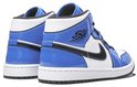 Achterkant van een paar blauw-witte Air Jordan 1 Mid SE sneakers met zwarte accenten en het Air Jordan logo.