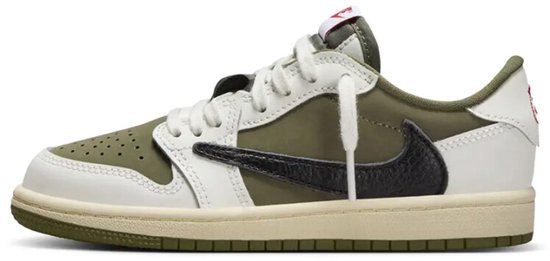 Groene en witte Jordan 1 Retro Low OG SP Travis Scott sneaker met zwarte Swoosh en witte veters.