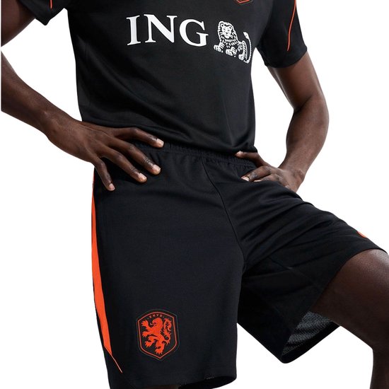 Zwarte Nike voetbalshort met oranje zijstrepen en het KNVB-wapen.
