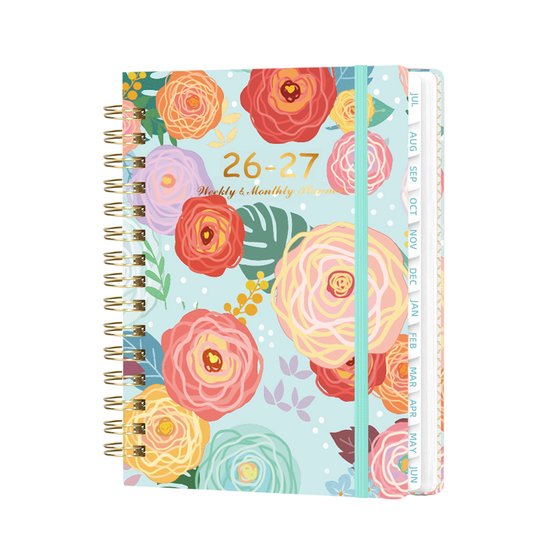 Een agenda met een lichtblauwe kaft bedekt met een patroon van grote, kleurrijke bloemen in roze, oranje en geel. Een groen elastiek sluit de agenda.