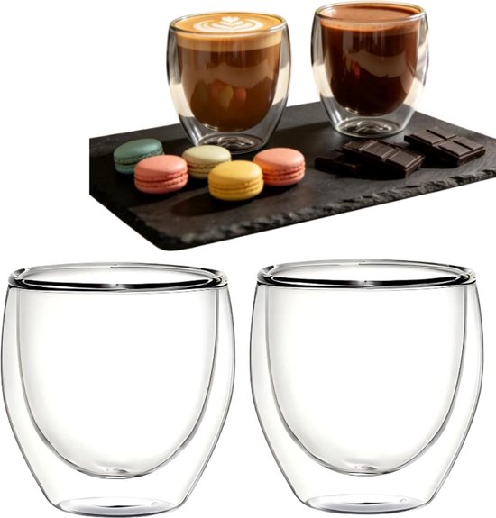 Dessus: verres à double paroi avec café et chocolat chaud, macarons et chocolat. Dessous: deux verres vides à double paroi.