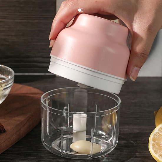 Elektrische Mini Hakker - Kleine Keukenmachine - Snel Ingrediënten Snijden - Draadloos en Oplaadbaar - 100ml Capaciteit - Roze — afbeelding 4