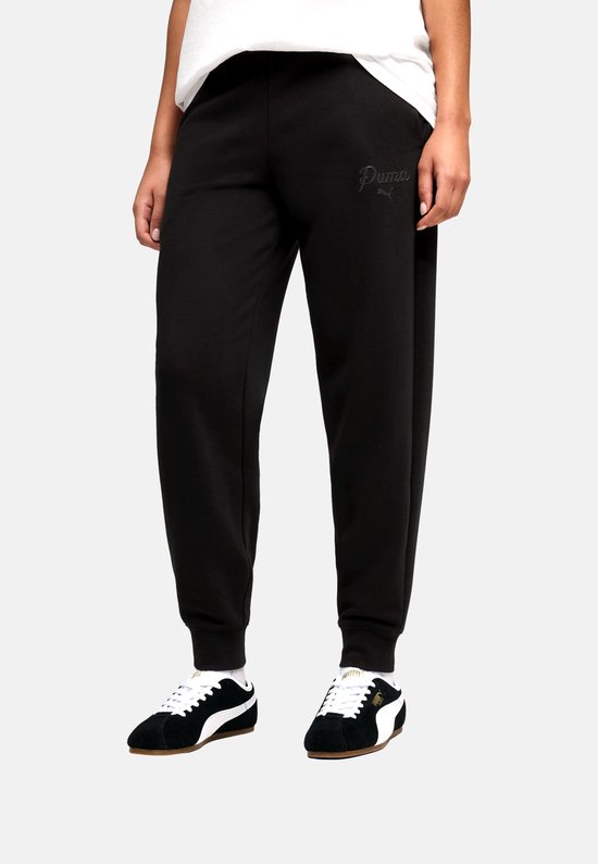 Close-up van model in zwarte Puma joggingbroek met reliëf logo en elastische tailleband.