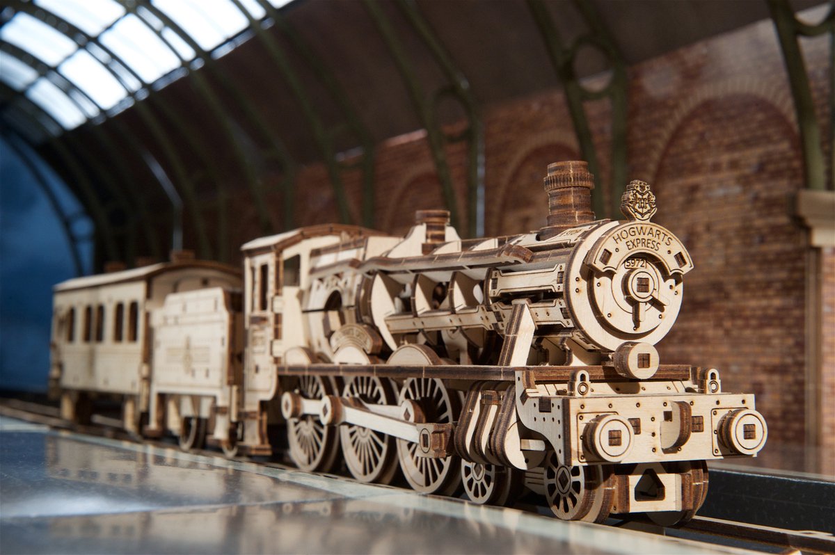 UGEARS 3D Modelbouw - Hogwarts™ Express - Harry Potter™ - Mechanisch Bouwpakket Hout - Educatief Speelgoed — afbeelding 15