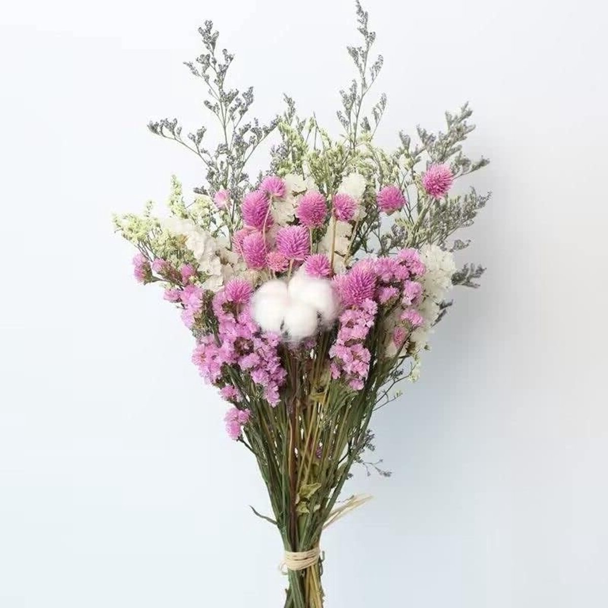 Mini boeketten met gedroogde bloemen voor decoratie - natuurlijke rozen, eucalyptus, madeliefjes in roze en katoen