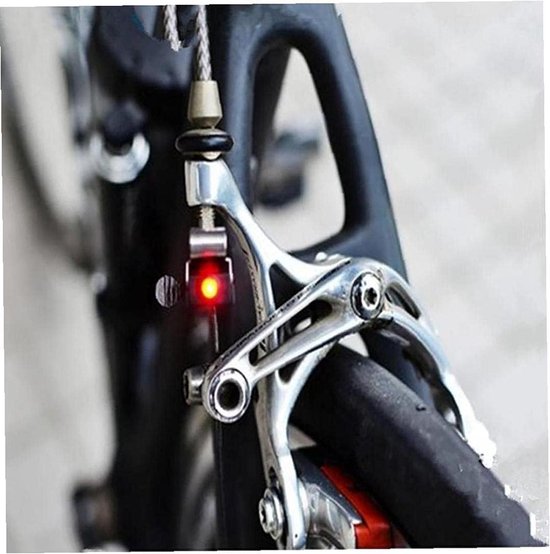Fietslamp - Achterlicht - Veilig Fietsen - Automatisch Remlicht - Mini formaat - Zwart — afbeelding 3