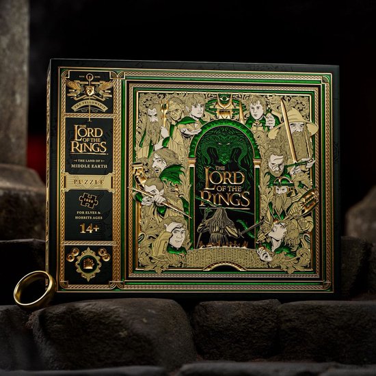 Lord of the Rings puzzeldoos met illustraties van personages, de Ring en tekst.
