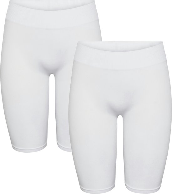 Twee witte lange biker shorts met een geribbelde tailleband.