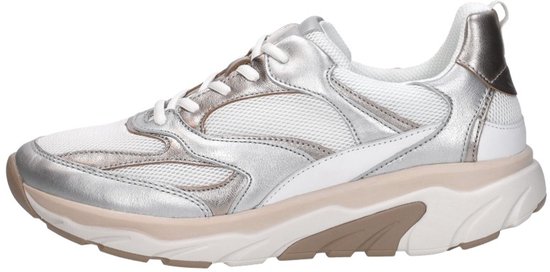 Zijaanzicht van een witte sneaker met zilveren en roségouden accenten, witte veters.