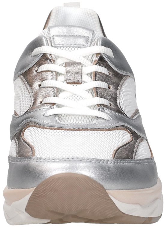 Witte sneaker met zilveren en roségouden accenten, witte veters.