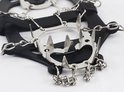 Detail van zwarte antislipketting met metalen punten en kettingen.
