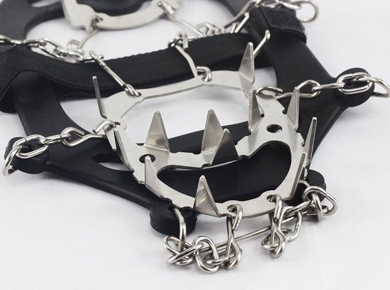 Detail van zwarte antislipketting met metalen punten en kettingen.