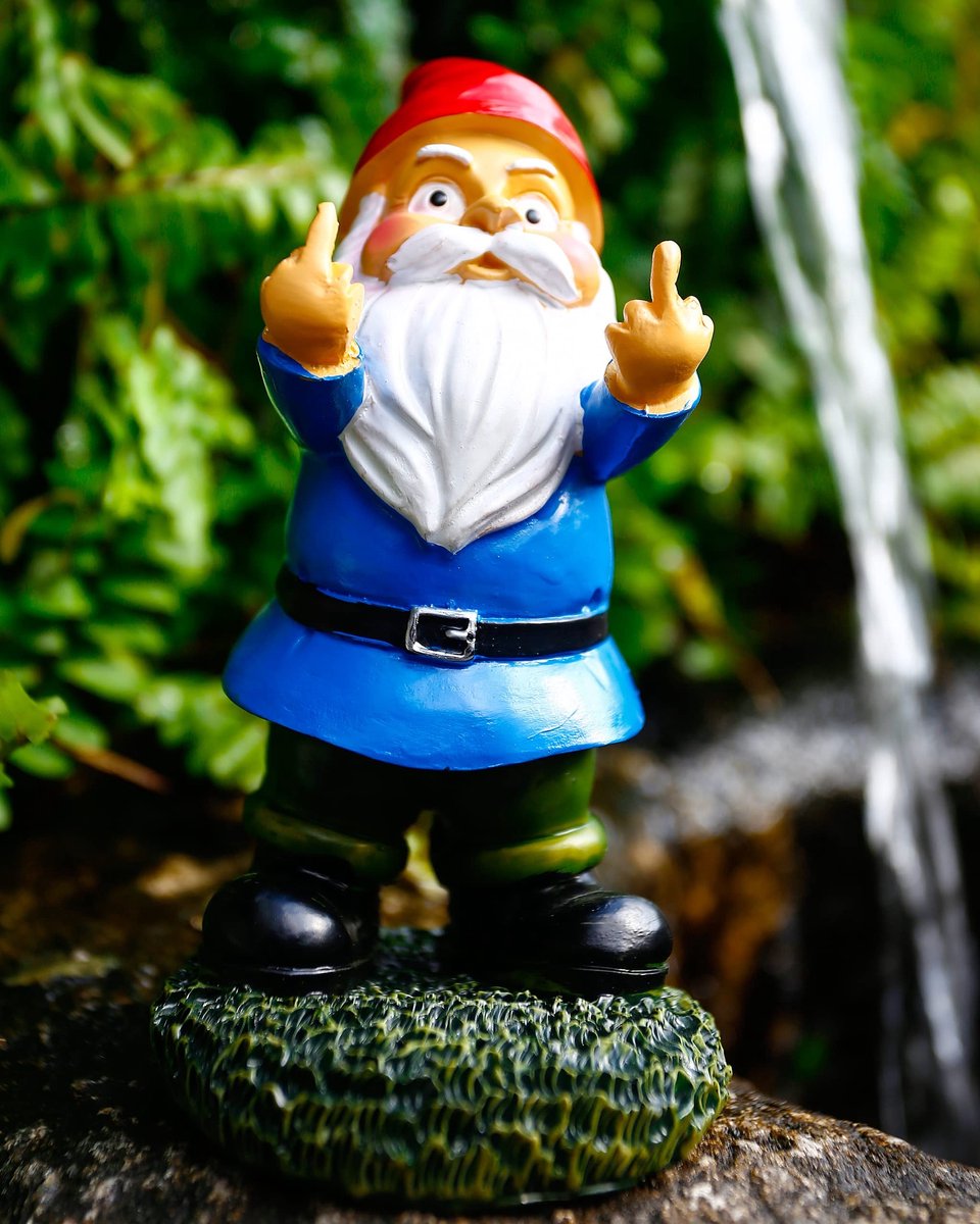 VLEMICO- Tuinkabouter Grappig - Tuinbeeld - Hars - Hoogte 13,97 cm - Tuinversiering - Cadeau - Kleurrijk - Tuinbeeldje