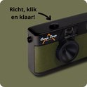 Zwarte digitale camera met groene lederlook voorkant en 'Camp Snap' logo. Tekst: Richt, klik en klaar!