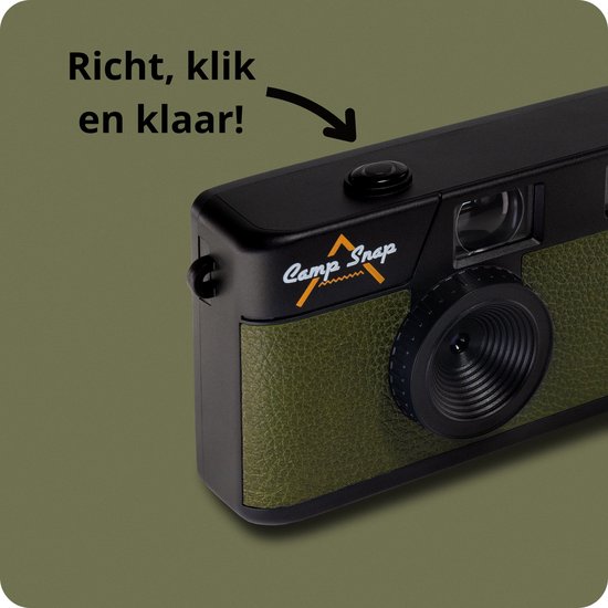 Zwarte digitale camera met groene lederlook voorkant en 'Camp Snap' logo. Tekst: Richt, klik en klaar!