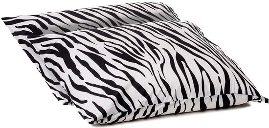 Een kussensloop met zebraprint, geïsoleerd op een witte achtergrond.