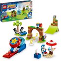 LEGO Sonic de Hedgehog speelset met Sonic, een lanceerbaan, een boog, een helling, een palmboom met speakers en een strandtafel.