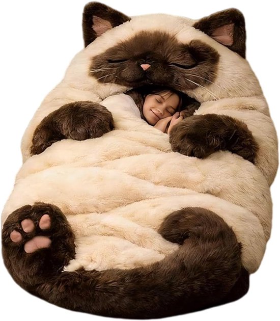 Grand sac de couchage en forme de chat, clair et marron, avec un enfant à l'intérieur, couché.