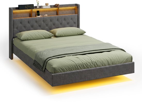 Lit rembourré gris foncé avec tête de lit capitonnée, étagères de rangement et éclairage LED, avec linge de lit vert.