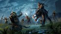 Homme sur une monture bestiale combat des Orques dans un paysage verdoyant sous un ciel bleu.