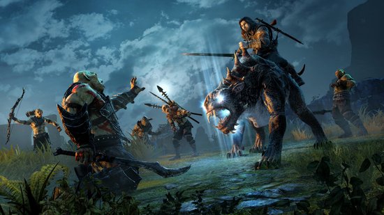 Homme sur une monture bestiale combat des Orques dans un paysage verdoyant sous un ciel bleu.